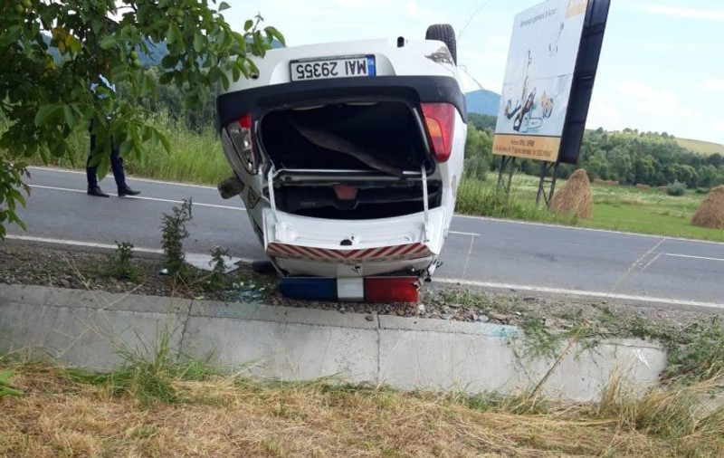O agentă de poliție a fost rănită după ce mașina care era implicată într-o urmărire s-a răsturnat