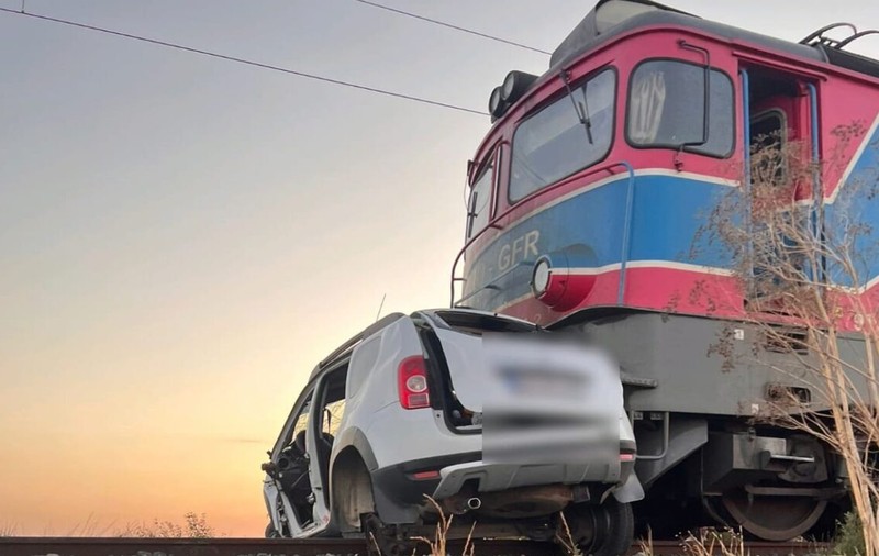 Mașină spulberată de un tren marfar în județul Buzău. Trei oameni au murit pe loc, iar altul e în stare critică la spital