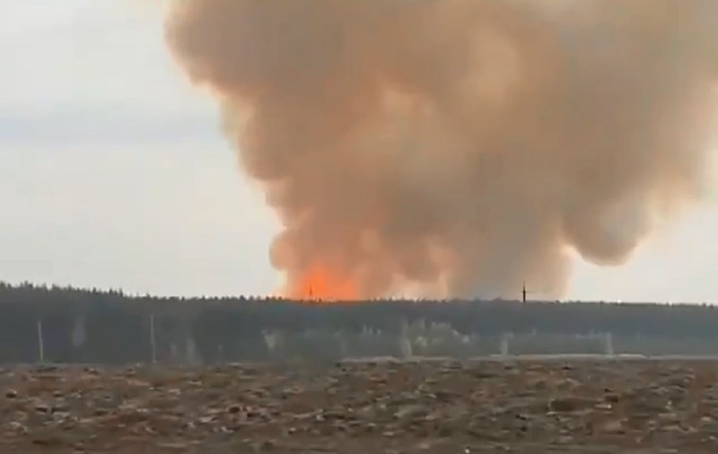 VIDEO | Incendiu puternic la un depozit de muniții din Rusia. Autoritățile au evacuat peste zece sate