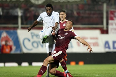Pancu pretinde că a avut un penalty la meciul cu CSU Craiova. Aceasta e imagine când al atacă Acka. Foto: Alex Dobre