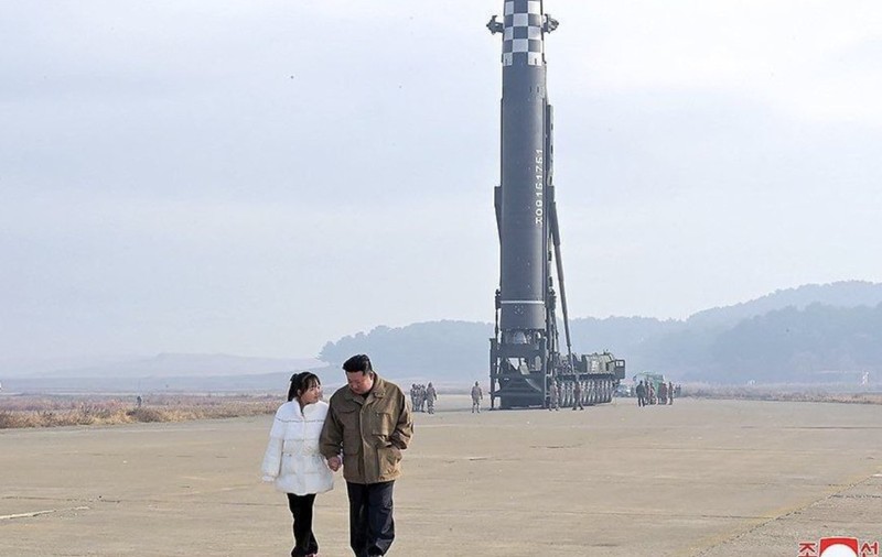 Kim Jong Un și-a numit fiica de 13 ani șefă a rachetelor nucleare. Fetița primește rapoarte de la generali și și-a schimbat numele