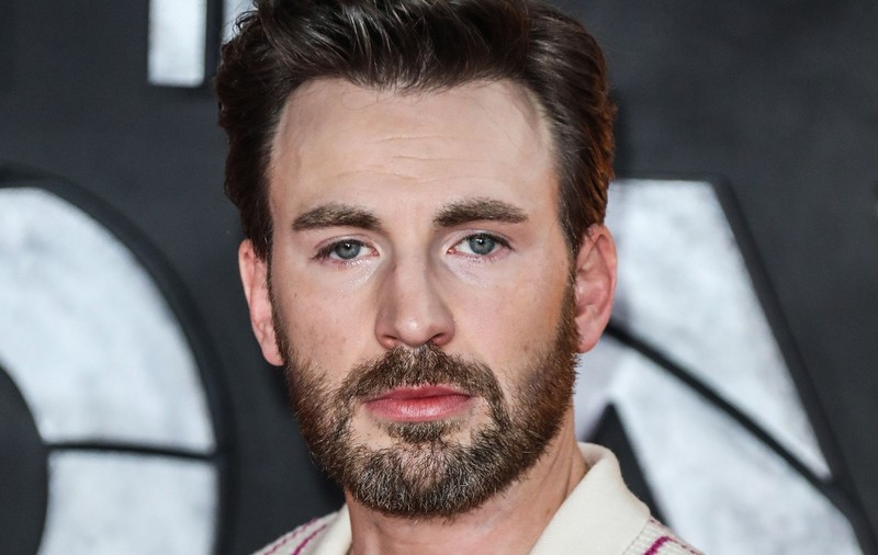 Chris Evans, desemnat „cel mai sexy bărbat în viață” de revista People. Actorul are 41 de ani, e necăsătorit și joacă rolul lui „Captain America”