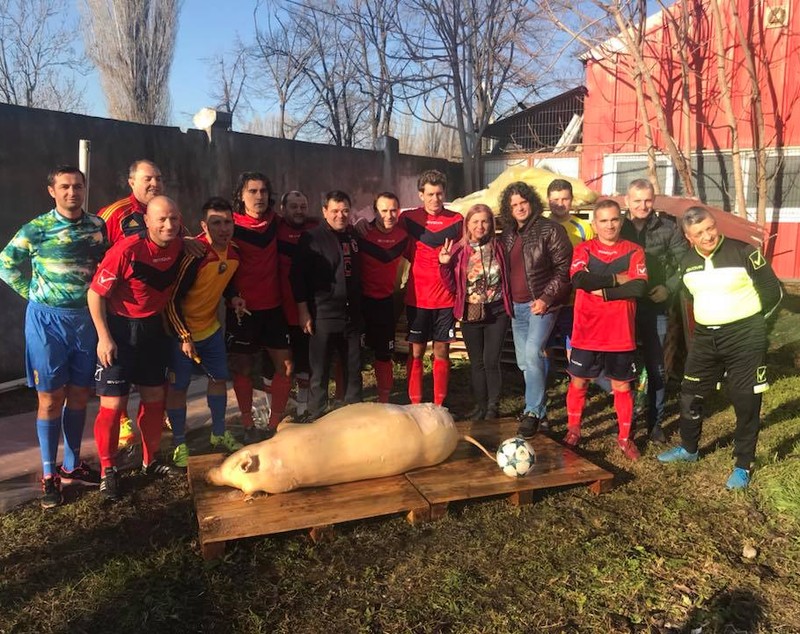 Carmen Șerban a tăiat porcul cu un grup de sportivi. A dat iama în șorici | FOTO