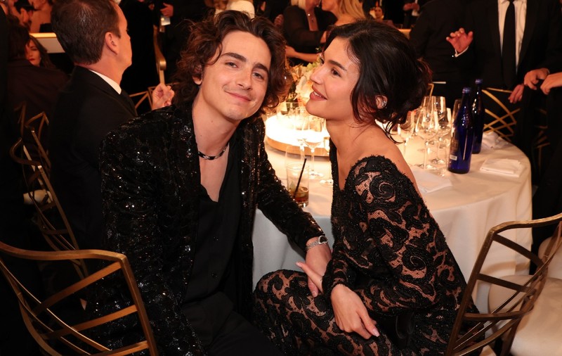 Timothée Chalamet și Kylie Jenner, gesturi tandre la Globurile de Aur. S-au sărutat fără să le pese că sunt fotografiați