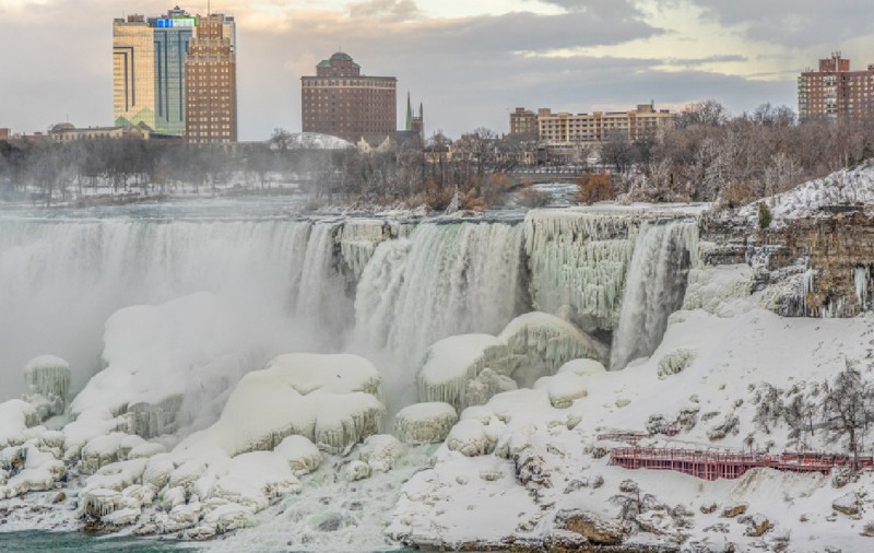 Cascada Niagara a înghețat din cauza unui vortex polar: „Dar apa continuă să curgă”