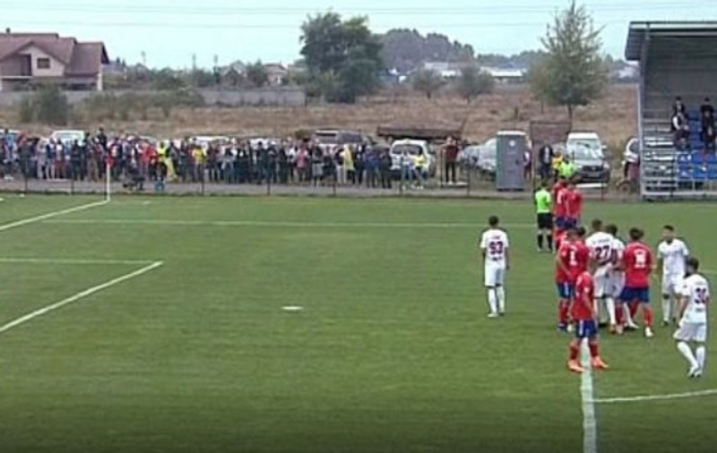 Ce restricții? Meci cu zeci de spectatori în tribună și la gardul stadionului, în comuna Recea, din Maramureș. Echipa locală a bătut Rapidul, în Liga 2