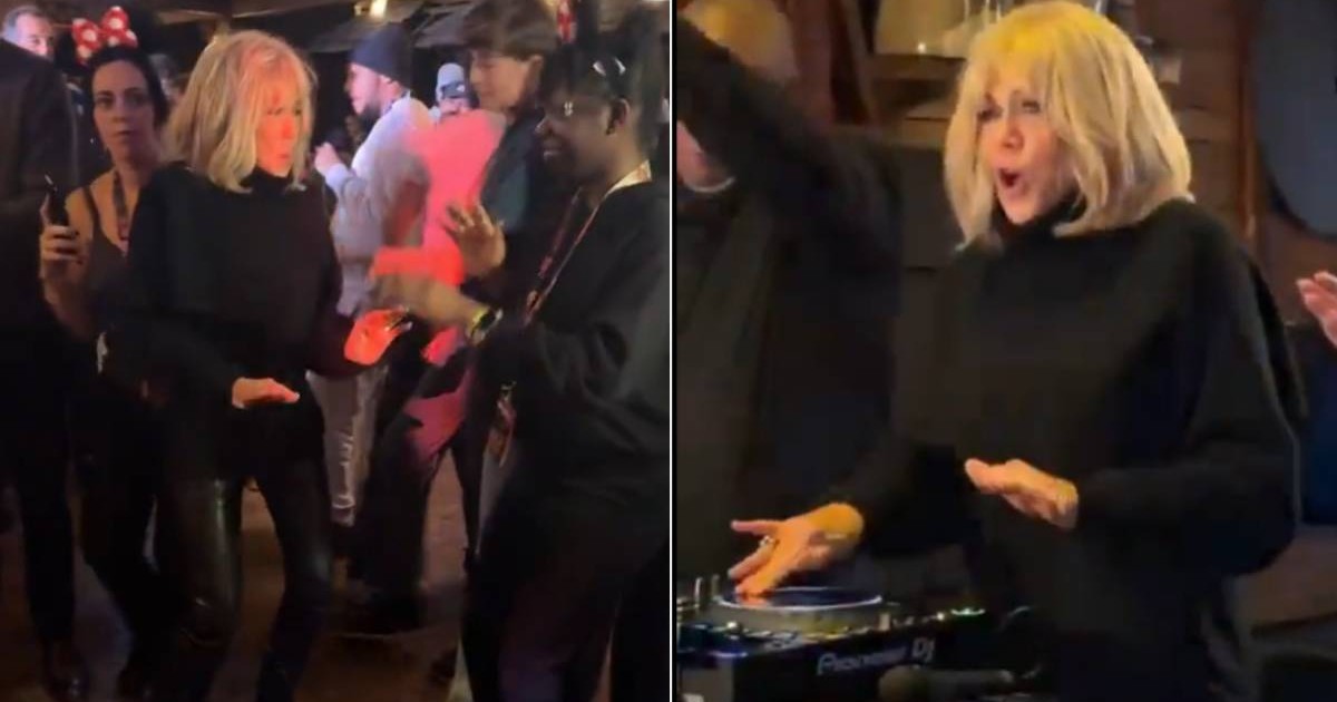 Colaj cu Brigitte Macron, imbracata in pulover negru si pantaloni de piele negri, danseaza si mizeaza muzica, alaturi de multi oameni, intr-un local cu lumina difuza, la Disneyland Paris, ianuarie 2026