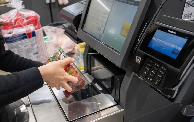 Un bărbat din București scana la casele „self pay” produse de 10 ori mai ieftine decât cele cu care pleca din magazin