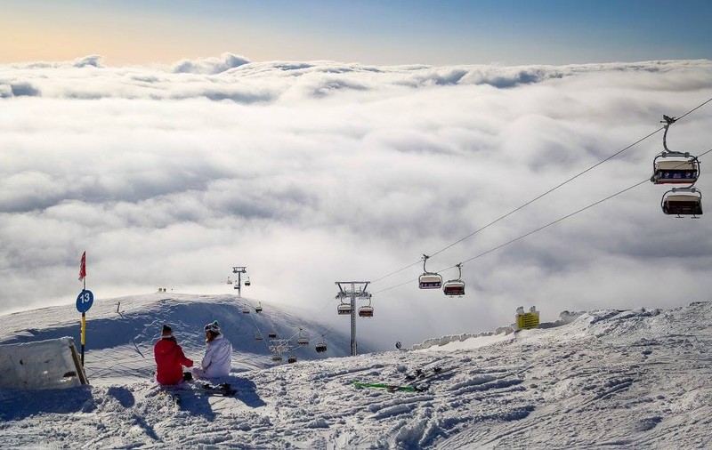 Telegondola și telescaunul din Valea Dorului, blocate din cauza unei pene de curent. Peste 30 de oameni care au rămas în telescaun au fost coborâți