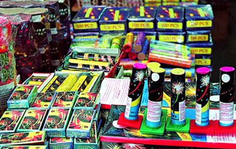 Trei tone de artificii, confiscate dintr-o locuință din Voluntari. Amendă de 7.000 de lei