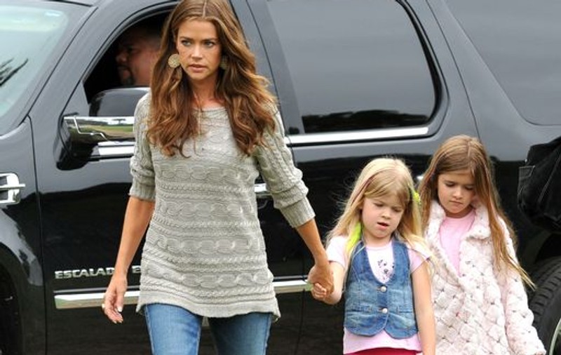 Denise Richards a adoptat o fetiţă