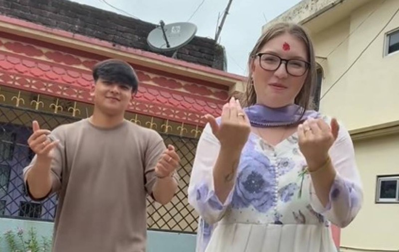 Momentul în care un nepalez care lucrează în România începe să danseze pe manele cu soția în țara natală: „Este mai român ca mine”