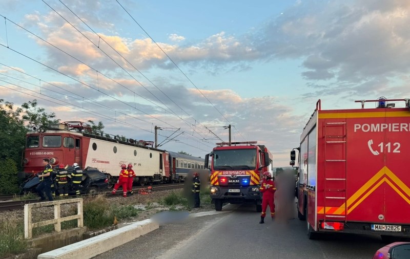 Tânăr de 19 ani, din Suceava, mort după ce maşina pe care o conducea a fost lovită de tren, la o trecere cu calea ferată
