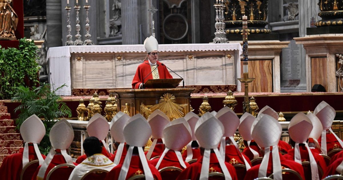 Cardinalul Claudio Gugerotti conduce cea de-a șaptea liturghie Novemdiale în Bazilica Sfântul Petru, după înmormântarea Papei și înaintea conclavului, la Vatican, pe 2 mai 2025.