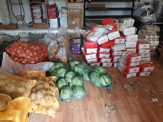 Produse distribuite de Crucea Roșie România persoanelor defavorizate care locuiesc în cartierul Bendea din orașul Babadag FOTO: Facebook