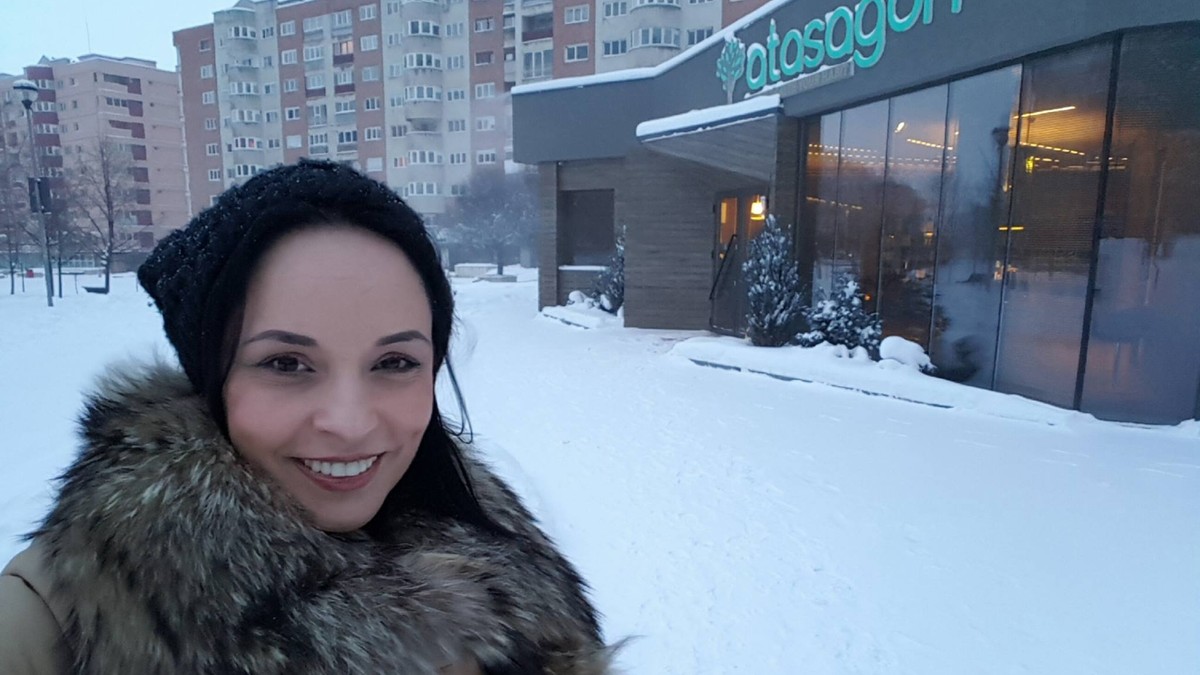 Andreea Marin, îmbrăcată de iarnă, se fotografiază afară