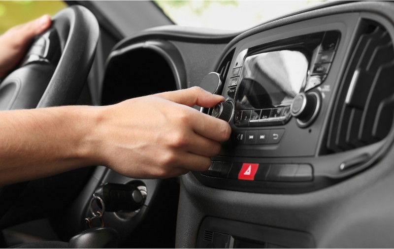 De ce șoferii dau instinctiv muzica mai încet când parchează: explicația oamenilor de știință
