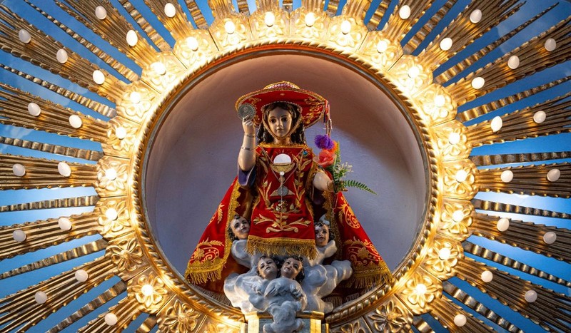 În orășelul Eten, credincioșii se adună în fiecare an pentru a celebra miracolul Pruncului Divin, un fenomen sacru încă nerecunoscut de Vatican. Foto: Profimedia images