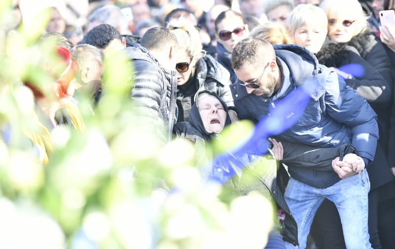 GALERIE FOTO / Mama lui Ilie Balaci a leșinat la înmormântarea fiului său