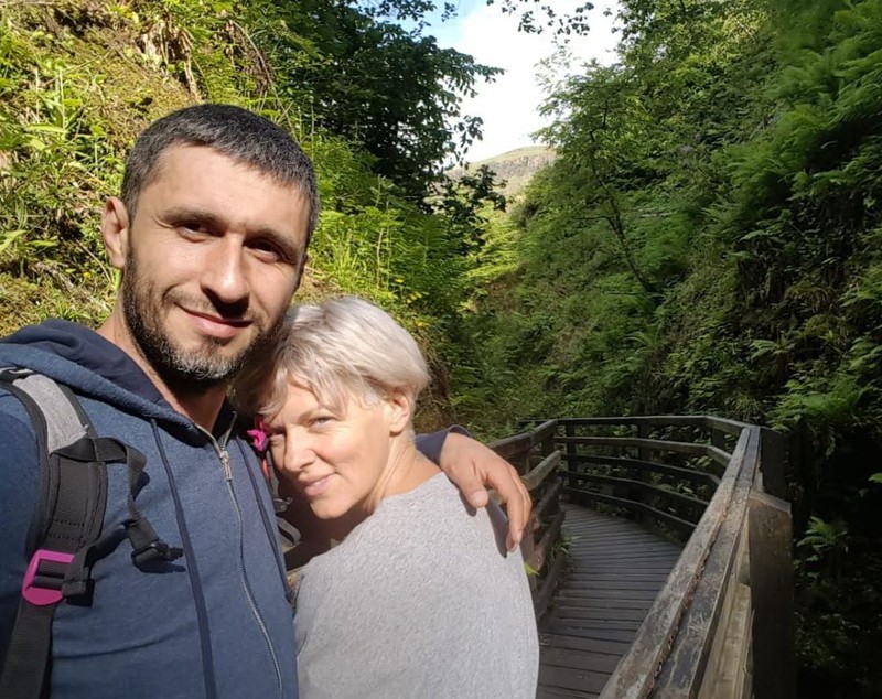 Dragoș Bucur a dezvăluit cum și-a cunoscut, de fapt, soția, pe Dana Nălbaru. „Practic, ea m-a agățat. Eu nu prea i-am răspuns, eram cam șmecher”