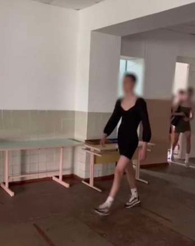 Scandal în Ucraina, după ce elevii au venit în rochii la școală. Ce spun primarul din Luțk și conducerea liceului