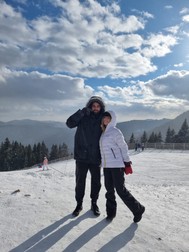 Familia se relaxează iarna la munte, vara la mare în România