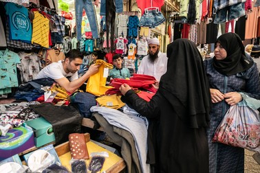 Locuitori din orașul Hebron fac cumpărături într-un bazar