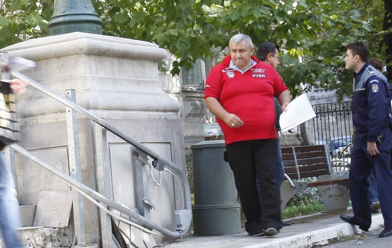 Cine este Sile Pietroi, zis și ”Măcelarul din Glina”. 13 membri ai clanului său au fost arestați. În 2008, el a fost eliberat, după ce a spus că avea rate la bănci, era cardiac și nu suporta detenția