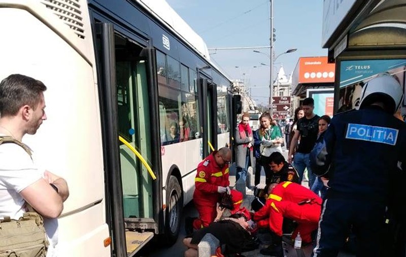 Bătrână accidentată de un troleibuz, la Universitate, după ce s-a împiedicat de un stâlpișor montat în stația STB