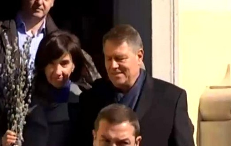 Președintele Iohannis, împreună cu soția la slujba de Paștele Catolic, la Sibiu; Mesaj de Paște și de Florii, pentru români
