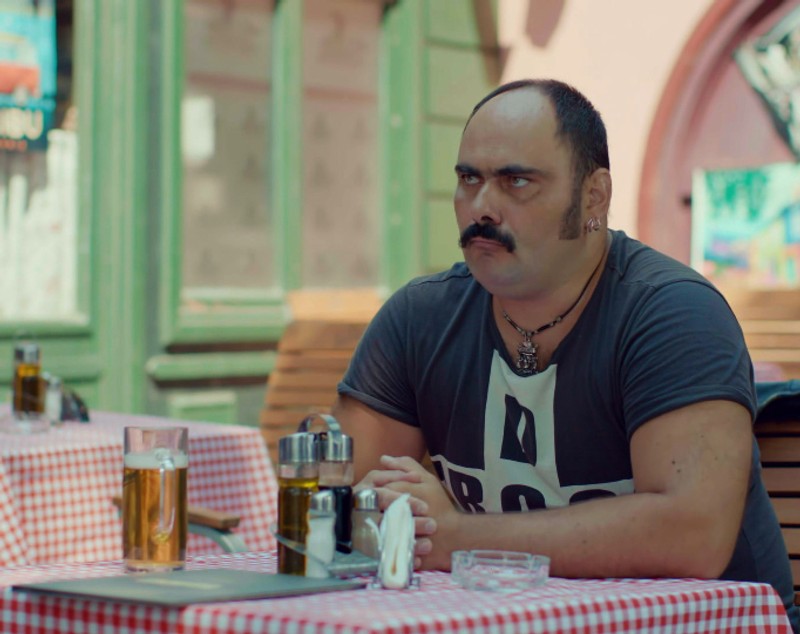La proba pentru rolul Ariciu’, din Liber ca pasărea cerului, actorul Adrian Anghel  i-a rupt regizorului un scaun de epocă | FOTO