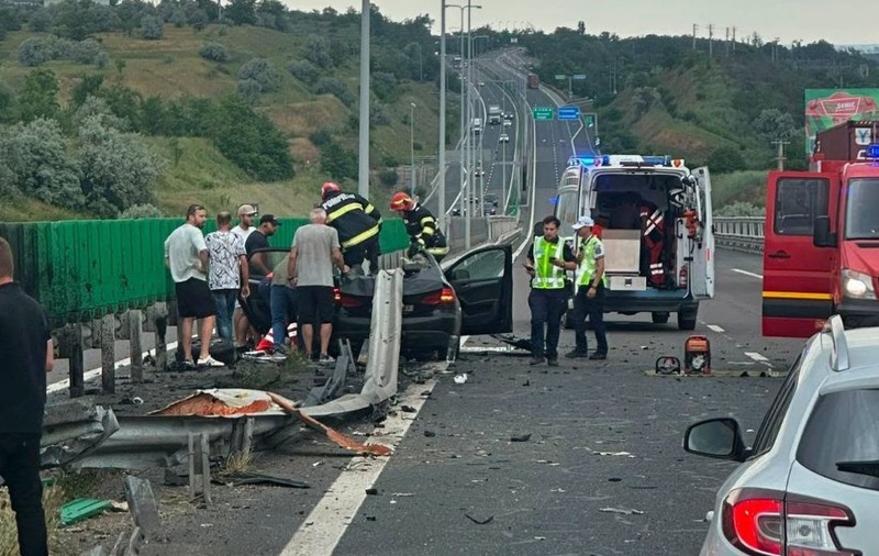 Trei persoane au fost rănite după ce o mașină s-a izbit violent de glisiera mediană, pe A2, la Cernavodă. Un elicopter SMURD a fost trimis