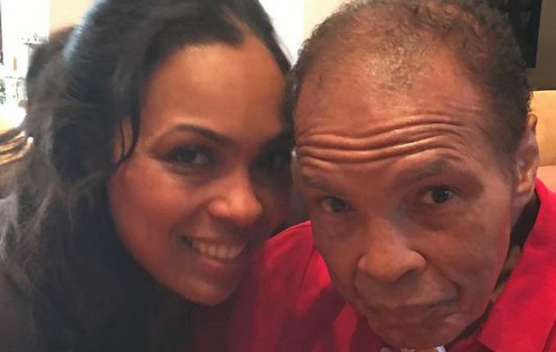 Fiica lui Muhamad Ali, despre ultimele clipe de viaţă ale tatălui: "Organele i-au cedat, dar inima a continuat să-i bată"