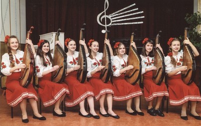 Ansamblul de banduriste al Colegiului de Muzică din Mena (2019). Ana este prima de la stânga