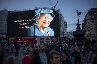 Un banner uriaș cu chipul reginei a fost pus joi seară în Picadilly Circus, centrul Londrei, unul dintre locurile unde britanicii s-au adunat pentru a-și plânge regina