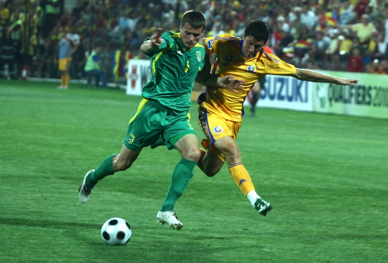Romanul Ciprian Marica (D) incearca sa recupereze balonul, in timpul partidei cu Lituania, din prima etapa a grupei a 7-a de calificare la CM-2010, pe Stadionul Dr. Constantin Radulescu, la Cluj-Napoca, sambata, 6 septembrie 2008. THOMAS CAMPEAN / MEDIAFAX FOTO