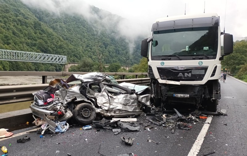 Un copil de un an și părinții lui, morți într-un accident pe Valea Oltului. Mașina lor, izbită de un TIR
