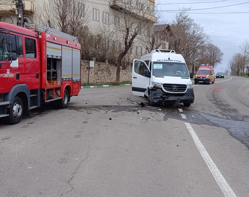 Patru copii, la spital, după un accident între un microbuz și o mașină la Techirghiol. A fost activat planul roșu de intervenție