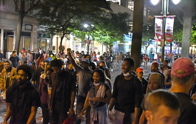 Revolte în Charlotte | Oamenii au ieșit pe străzi pentru a patra noapte de proteste