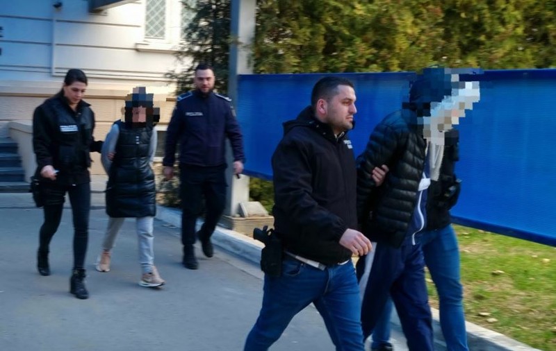 Un bărbat și o femeie, reținuți după ce au șantajat cu 31.000 de lei mai multe persoane, pe care le-au filmat în ipostaze intime în timpul unor apeluri video