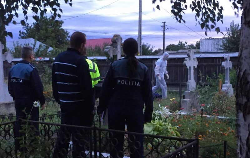 FOTO | Cadavrul unui bărbat a fost descoperit într-un cimitir din Neamț. Nu fusese îngropat acolo și nici nu era din sat