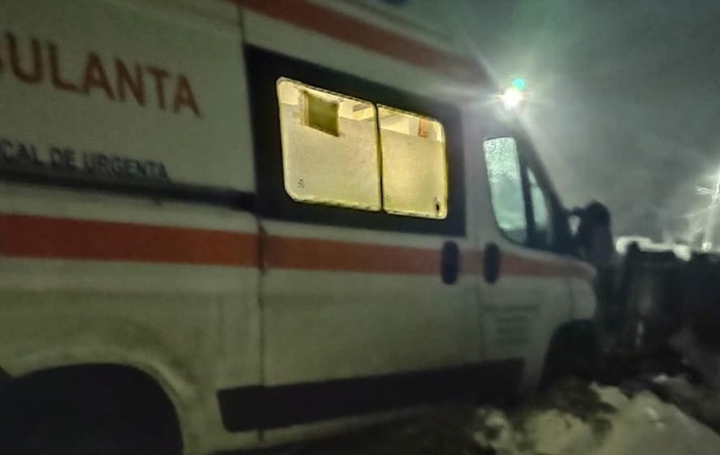 O ambulanță cu pacient, accident din cauza vremii: șoferul a derapat pe zăpadă și a intrat într-un gard. „Iarna din aprilie aduce probleme”