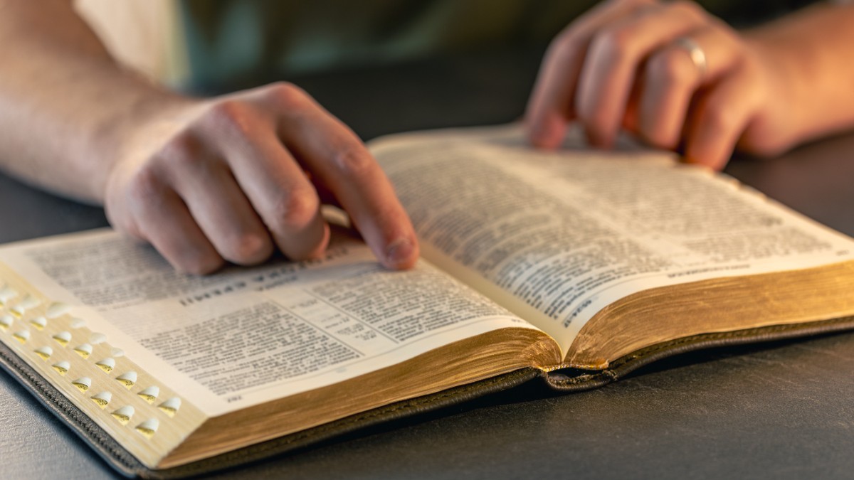 Un bărbat care citește Biblia.