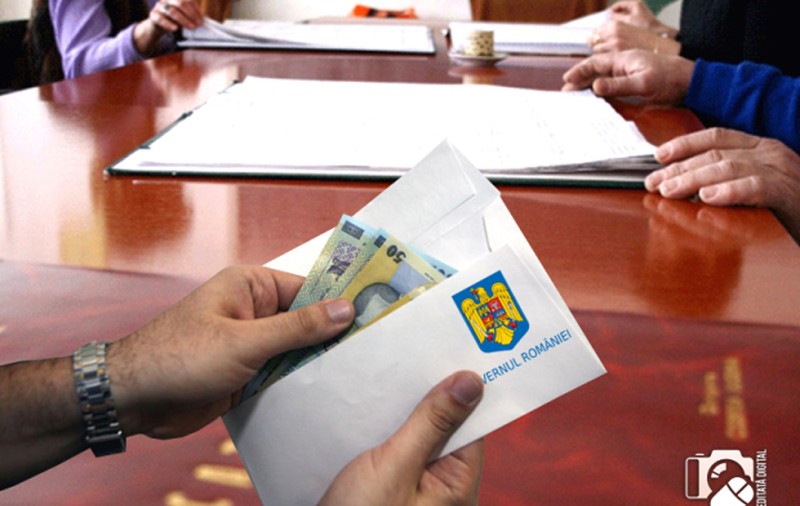 De luna viitoare profesorii și personalul auxiliar din școli ar putea primi bani mai mulți