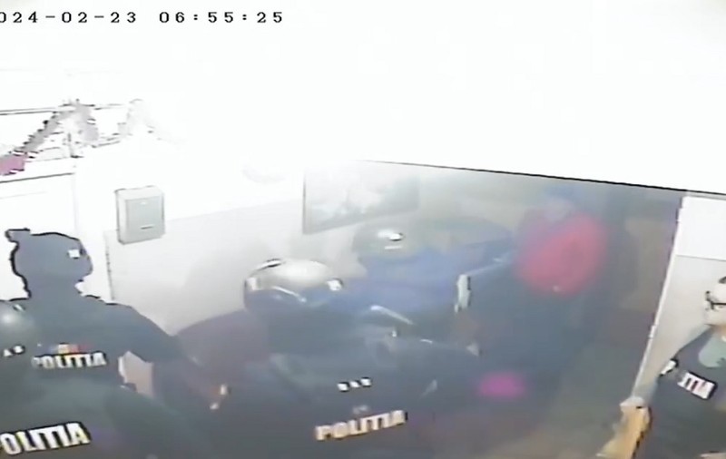 Un bărbat din Reșița acuză mascații că au greșit adresa și au intrat peste familia lui. „Mi-au speriat copilul, mi-au pus pistolul la cap” | VIDEO