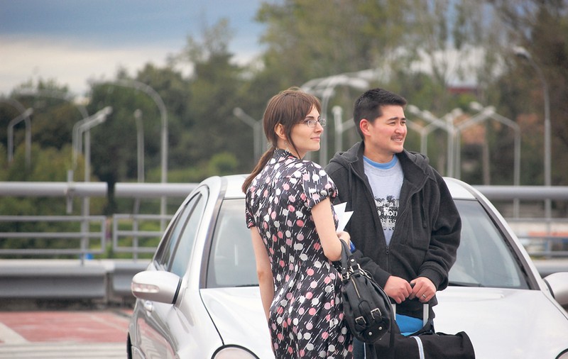 Foto | Thomas Beatie, «Gravidul», s-a plimbat prin Bucureşti şi a admirat oraşul - L-a uimit Palatul Parlamentului