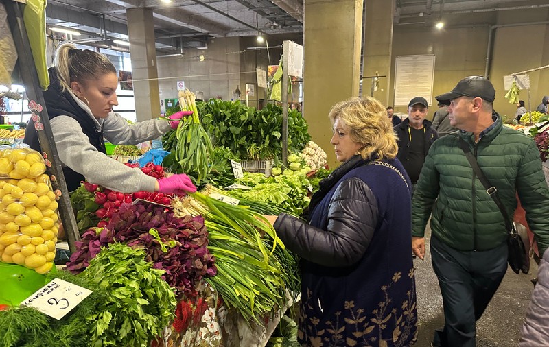 PREȚURI MARI. O altă versiune a realității din Piața Obor decât cea din Financial Times: „Am clienți cărora le dau pe datorie”. De ce a ajuns ceapa să coste 8 lei kilogramul și castraveții 20