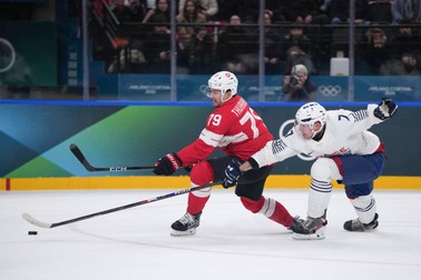 Elvețianul Calvin Thurkauf, în roșu, primul la puc îjn duelul cu francezul Pierre Crinon . Foto: Imago