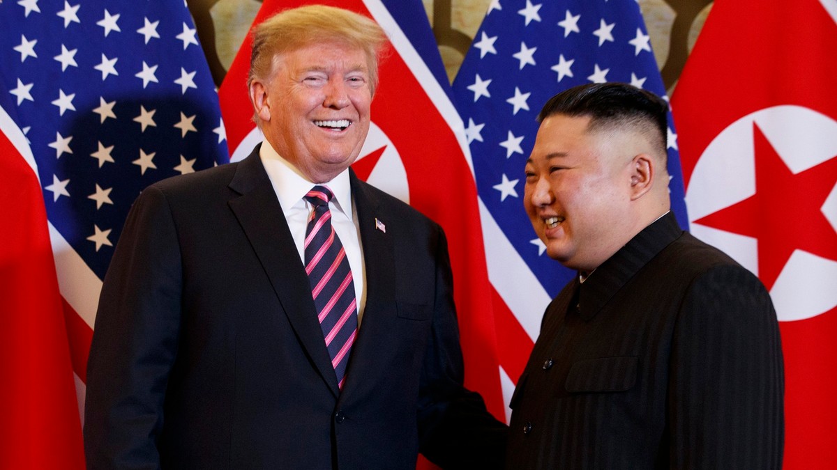 Donald Trump (stânga) și Kim Jong-un în marja summitului de la Hanoi Foto: Profimedia