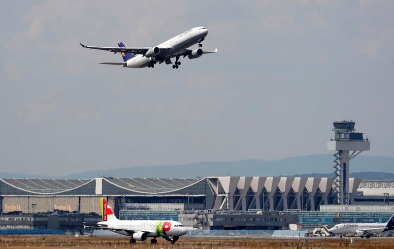 Mai multe zboruri de pe aeroportul din Frankfurt, anulate sau întârziate din cauza unor drone